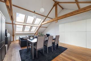 Dit stijlvolle duplexappartement charmeert meteen. Dankzij de hoge plafonds, de grote ramen en de authentieke plankenvloer heeft het karakter en...