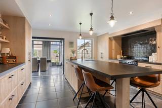 Anno 1995 werd dit knap alleenstaand huis opgericht op een perceel van 669 m² en geniet dit huis van maar liefst 298 m² bewoonbare...