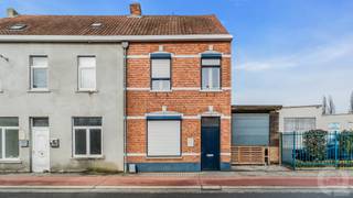 <strong>Volledig op te frissen / renoveren eengezinswoning, type HOB op een perceel van +/- 2A in Koersel, op 2 km van B-Mine met bijhorende winkels en sportcomplexen.</strong><br /><br /><span><strong>Gelijkvloers</strong><br /></span>+ Inkomhal<br />+ Leefruimte bestaande uit zit - en eethoek met trap naar kelder en bovenverdieping<br />+ Open keuken met toegang tot terras en zij-oprit<br />+ Badkamer met ligbad, wc en lavabomeubel<br />+ Berging / wasplaats met CV-installatie<br />+ Buitenberging<br /><br /><span><strong>Verdieping</strong><br /></span>+ Nachthal<br />+ Slaapkamer 1<br />+ Slaapkamer 2<br />+ Slaapkamer 3 met trap naar de zolderverdieping<br /><br />Zolderverdieping bereikbaar via vaste trap. De zolder werd niet ingericht. Mogelijkheid tot creëren van extra slaapkamers.<br /><br />Buiten vinden we een carport, bergruimte en een open terras ter hoogte van de keuken terug.<br /><br />EPC: 373 kWh/m²/jaar met label D en UC: 3425056.<br /><br />Centrale verwarming op stookolie.<br /><br />De elektrische installatie werd deels vernieuwd.<br /><br />Resultaten: Asbestattest: enkel het vloerzeil in de inkomhal bevat asbest.<br /><br />Perceel - en Gebouw-score: B.<br /><br />De woning werd op de lijst van ongeschikte / onbewoonbare woningen geplaatst.<br /><br /><em><strong>De woning is gelegen op wandelafstand van winkelboulevard Be-MINE, Colruyt, zwembad (Sportoase), duikcentrum TODI, scholen, openbaar vervoer en het treinstation van Beringen. Tevens vlotte bereikbaarheid van het op - en afrittencomplex E313.</strong></em>
