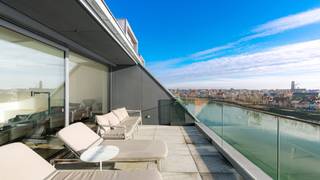 <p>Uitzonderlijk appartement in de befaamde residentie &amp; hotel "La Réserve - La Rive", met frontaal uitzicht op het Zegemeer. Dit uitzonderlijke appartement werd met uiterst luxueuze materialen afgewerkt. Mogelijkheid tot aankoop dubbele garagebox in de residentie.<br />Het appartement beschikt over een ruime inkomhal met meerdere vestiairekasten, ruime berging (voor wasmachine en droogkast en chauffageketel en stockageplaats) en gastentoilet. De grote leefruimte (7m50 gevelbreedte!) met een fantastische terras en frontaal zicht op het Zegemeer. De moderne open keuken met kookeiland is voorzien van alle comfort en biedt toegang tot een ruim zonneterras met uitzicht op het Zegemeer.</p>
<p>Er zijn 4 slaapkamers en 3 badkamers. De hoofdslaapkamer is volledig uitgerust met een aanpalende dressing en een ruime badkamer). De twee andere slaapkamers hebben een dubbel bed, bureau en ingemaakte kasten. Boven is er ook nog een aparte douchekamer en extra leefruimte.</p>
<p>De eigenaar beschikt over een prachtige dubbele garagebox met sectionaal poort in het gebouw.</p>
<p>Ruime private kelderberging en een gemeenschappelijke fietsenberging goed voor meerdere fietsplaatsen inbegrepen.</p>