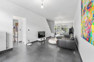 <p>Te koop: gesloten bebouwing in Lebbeke, op korte afstand van het centrum, station en alle voorzieningen.</p>

<p> </p>

<p>Deze woning combineert een gunstige ligging met een praktische indeling. Dankzij de nabijheid van openbaar vervoer, parken en invalswegen geniet je van vlotte verbindingen en een aangename leefomgeving. De ruime slaapkamers bieden meerdere mogelijkheden voor inrichting, terwijl de zongerichte tuin met groot terras uitnodigt tot buitenleven. Het EPC-label C maakt dit een energiezuinige keuze.</p>

<p> </p>

<p>Belangrijkste ruimtes:<br />• Ruime living (26 m²) met veel lichtinval<br />• Keuken (21 m²) uitgerust met inductiekookplaat, oven, koelkast, vaatwasser en dubbele spoelbak<br />• Twee slaapkamers (27 m² en 17 m²), waarvan één met ingemaakte kasten<br />• Badkamer (14 m²) met ligbad, dubbele wastafel in meubel en toilet<br />• Bureel (15 m² en 14 m²) ideaal voor thuiswerk<br />• Berging (7 m² en 5 m²) voor extra opslag<br />• Kelder (14 m²)<br />• Zongerichte tuin (610 m²) met groot terras</p>

<p> </p>

<p>Troeven:<br />• Gunstige locatie nabij centrum, station en voorzieningen<br />• Ruime slaapkamers met diverse mogelijkheden<br />• Zongerichte tuin en groot terras</p>

<p> </p>

<p>Neem vandaag nog contact op met je ERA-makelaar voor een bezoek.</p>

<p> </p>

<p>JOUW DROOMHUIS. ZO GEVONDEN!</p>