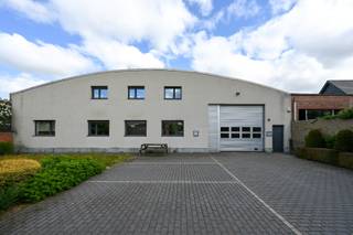 Dit interessante bedrijfsgebouw is gelegen op een werkelijk uitmuntende locatie aan de Koningin Astridlaan te Sint-Michiels (Brugge), vlak tegenover de nieuwe ontwikkeling "BULA" op de voormalige Veemarktsite, en vlakbij de Expressweg/autostrade, bushalte(s), winkels, (hoge)scholen, enz. <br /><br />Het gebouw is ingeplant op een perceel van 1.102m² met aan de voorzijde een bijzonder interessante parking (voor ca. 11 wagens!), waarachter het bedrijfsgebouw zich bevindt. Het gebouw heeft een nuttige oppervlakte van ca. 490m², en is ingedeeld met een ruime (en volledig overspannen) opslagruimte van ca. 200m² (toegankelijk via een automatische sectionaalpoort), en daarnaast nog mooi ingerichte kantoren van ca. 200m² op het gelijkvloers en eerste verdieping. Verder bevindt zich ook nog een mezzanine voor extra opslagruimte, en zijn er ook nog 2 extra bergruimtes. Het geïsoleerde dak is voorzien van zonnepanelen. <br /><br />Opmerking: Een eventuele aankoop via aandelentransactie is ook mogelijk.<br /><br />Contacteer ons snel voor een bezoek aan dit zeer veelzijdige bedrijfsgebouw: www.delbecque.immo
