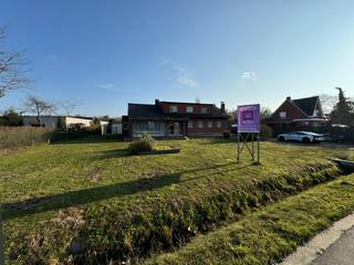 Deze open bebouwing bevindt zich op een royaal perceel van: 1477m² gelegen nabij Geel-centrum en niet ver van Meerhout en Tessenderlo en oprittencomplex E313 Geel-Oost.<br />De woning is hoofdzakelijk vergund.<br />Bestaat uit: woning met 4 slaapkamers (±350m²) + bijgebouw met 1 slaapkamer (±157m²) + ruime garage<br /><br />EPC: 613kWh/m²j - label F - renovatieverplichting van toepassing.<br />Asbest aanwezig.<br />P en G score: C<br />LAB-GMO-GVKR-GVV<br />