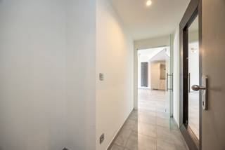 <p>Ben je op zoek naar een betaalbare, slim ingedeelde woonst of een waardevolle vastgoedinvestering? Dit moderne gelijkvloerse appartement uit 2013 combineert hedendaags comfort met een doordachte indeling. Een ideale buitenkans voor alleenstaanden, starters of investeerders die op zoek zijn naar zorgeloos en comfortabel wonen.</p>
<p><u>Indeling</u><br />Inkomhal met een praktische vestiaireruimte. De ruime, lichtrijke leefruimte vormt het hart van het appartement. De modern uitgeruste keuken is voorzien van alle hedendaagse toestellen en beschikt bovendien over een handige aansluitende berging met de verwarmingsketel. Vanuit de leefruimte bereik je een gezellig terras met extra buitenberging.<br />De nachthal brengt ons naar de slaapkamer, ingerichte badkamer en een aparte wasplaats. Aan berging hebben we geen gebrek.</p>
<p>Kortom een buitenkans om betaalbaar te kunnen wonen dat perfect inspeelt op de noden van het hedendaags leven. Belangrijk om weten: er is voldoende parkeergelegenheid, een vlot bereikbare omgeving en een rustige sfeer dankzij de vernieuwde, groene aanleg.</p>