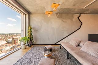 Dit exclusieve tweeslaapkamerappartement van circa 95 m² bevindt zich op de 20e verdieping van de iconische Antwerp Tower. De kamerhoge ramen zorgen voor een uitzonderlijke lichtinval en een panoramisch uitzicht over onder meer het MAS, de haven en de Antwerpse skyline.<br /><br />De Antwerp Tower ligt in het hart van de stad op wandelafstand van de Meir, het Theaterplein, winkels, restaurants en culturele hotspots. Een uiterst centrale ligging, gecombineerd met de rust en privacy van wonen op grote hoogte.<br /><br />Het appartement omvat een lichtrijke leefruimte met een volledig geïnstalleerde open keuken en rechtstreekse toegang tot het terras. Ook beide slaapkamers geven uit op het terras. Verder beschikt het appartement over een badkamer met douche en lavabomeubel, evenals een afzonderlijk gastentoilet. Het ventilatiesysteem kan gecombineerd worden met een Zehnder ComfoClime, wat het hele jaar door een aangenaam binnenklimaat garandeert.<br /><br />Bijzonderheden<br />- Gelegen op de 20e verdieping<br />- Panoramisch uitzicht over Antwerpen<br />- Zehnder ComfoClime mogelijkheid<br />- Mogelijkheid tot plaatsing airco<br />- Verkoop onder registratierechten