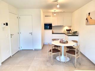 Dit 1 slaapkamer appartement is gelegen op de gelijkvloerse verdieping van de nieuwbouwresidentie Bries & Boei en omvat: Inkom met toilet, woonkamer met open keuken en berging, slaapkamer en een badkamer, de slaapkamer en woonkamer geven allebei uit op de private tuin met zicht op de Hoge Blekker duinen.<br />Boven vermelde prijs is eveneens inclusief de parkeerplaats en berging.<br />Het appartement is bijna energie neutraal (BEN-woning), waardoor u kunt genieten van een aanzienlijke vermindering op de onroerende voorheffing en uw energiekosten<br />(E-peil tussen 15 en 30).