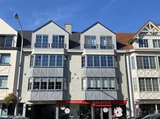 <p><span>Prachtig energiezuinig duplex appartement met 3 slaapkamers, 2 terrassen en garagebox in centrum Schilde. Gelegen op wandelafstand van winkels, openbaar vervoer en scholen. Het appartement bevindt zich op de tweede/derde verdieping en is zeer goed onderhouden. We betreden het appartement via de hal met vestiaire en gastentoilet, en komen in de ruime, lichtrijke woonkamer op parket. Aangrenzend bevind zich de open keuken met eiland en voorzien van alle toestellen. Er is tevens een bijkeuken met grote kastenwand alsook aansluiting voor wasmachine en droogkast. Vanuit de keuken hebt u toegang tot het eerste terras. Op de tweede verdieping vinden we 3 slaapkamers met ingemaakte kasten op parket alsook de ruime badkamer met bad, douche en dubbele lavabo. Aansluitend aan de masterbedroom heeft u nog een terras van 16 m2 waar u heerlijk kan relaxen. Achter het gebouw bevindt zich de bijhorende garagebox. De maandelijkse provisiekosten bedragen 90 p/mnd. Dit pareltje is beschikbaar vanaf 01/09/2026  Troeven: energiezuinig, 2 mooie terrassen, 3 slaapkamers met ingemaakte kasten, garagebox, luxe afwerking.</span></p><p><span> </span></p>