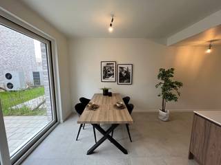 Deze moderne woning (A0.5), gelegen langs de Onderstraat in Gavere, biedt een ideale combinatie van comfort, praktische indeling en een uitstekende locatie nabij de Gaverse markt.<br /><br />Indeling is als volgt: <br />*Gelijkvloers: Ruime inkomhal met gastentoilet, een technische berging, een volledig uitgeruste keuken met aanpalende berging, en toegang tot het terras en de tuin.<br />*1e verdieping: Gezellige leefruimte, een badkamer en een ruime slaapkamer.<br />*2e verdieping: Nachthal, tweede badkamer en twee extra slaapkamers.<br /><br />Er is de mogelijkheid om een ondergrondse berging aan te kopen (prijzen vanaf € 4.500 tot € 5.500, afhankelijk van de grootte, exclusief kosten).<br />Ondergrondse staanplaatsen zijn ook beschikbaar en kunnen afzonderlijk worden aangekocht (€ 28.500 of € 31.000, afhankelijk van de grootte, exclusief kosten).