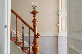 <p><strong>Authentiek herenhuis met 5 slaapkamers en tuin. </strong></p><p>Statig herenhuis dat de charme van weleer op een unieke manier bewaard heeft. Achter de gevel schuilt een woning met hoge plafonds, rijke sierlijsten, prachtige deuren met glas in lood en een indrukwekkende schouwpartij. Ideaal voor wie op zoek is naar karakter en ruimte.</p><p><strong>Indeling</strong></p><p>U betreedt de woning via een sfeervolle inkomhal met authentieke mozaïekvloer, marmeren lambrisering en fijn stucwerk. De hal geeft toegang tot de ruime, lichtrijke woonkamer met visgraatparket, hoge plafonds met moulures en een monumentale schouw in natuursteen. Aansluitend bevindt zich de eetkamer, gescheiden door prachtige deuren met glas in lood. Verder de keuken met aangrenzende eethoek, een douchekamer, apart toilet en berging. Achteraan geniet u van de tuin.</p><p>Op de eerste en tweede verdieping vinden we de 5 volwaardige slaapkamers alsook een extra toilet.</p><p><strong>Troeven</strong></p><ul><li>Authentieke elementen: mozaïekvloer, marmeren lambrisering, glas-in-lood, sierschouwen, houten trap met gesculpteerde trappaal, parket en plafondmoulures</li><li>Genereuze plafondhoogtes en veel natuurlijk licht</li><li>5 slaapkamers</li><li>Zonnige tuin</li><li>Gunstige locatie</li></ul>