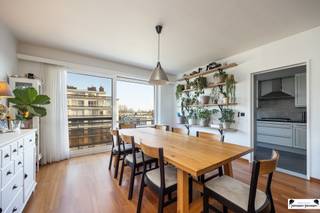 Te koop: Licht en ruim appartement in Merksem!Dit charmante appartement in Merksem biedt de ideale combinatie van comfort, stijl en functionaliteit...
