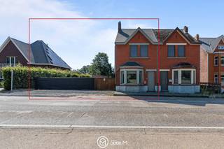 <h2><span>Op de Oostereindestraat 72 in Lummen vind je deze charmante en energiezuinige woning te koop.</span></h2>
De woning heeft een centrale ligging in Lummen, met winkels, scholen en openbaar vervoer in de nabije omgeving. Dankzij de vlotte verbinding naar de E314 bereik je snel Hasselt, Leuven en de omliggende gemeenten.<br /><br />Via de inkomdeur kom je terecht in de gezellige leefruimte met houtkachel, die aansluit op de eetkamer. Vanuit de eetkamer heb je toegang tot de uitgeruste keuken met kookeiland, kookplaat, oven, microgolfoven en kastruimte. Via de zijdeur in de keuken bereik je rechtstreeks het terras en de tuin. Aansluitend vind je de ruime badkamer met douche, lavabo en toilet.<br /><br />Op de eerste verdieping bevinden zich twee ruime slaapkamers met parketvloer, waarvan één voorzien is van ingemaakte kasten. De zolderverdieping kan ingericht worden als een derde slaapkamer. Dankzij het Velux-raam geniet je hier van een mooi uitzicht op de tuin en het omliggende groen. <br /><br />Buiten geniet je van een tuin van ca 500 m². Achteraan bevindt zich nog een tuinhuis voor extra opslagruimte. Daarnaast is er nog een verhard gedeelte aanwezig dat tal van mogelijkheden biedt, zoals het plaatsen van een tweede tuinhuis of een extra terras. Daarnaast beschikt de woning over voldoende parkeermogelijkheden naast de woning.<br /><br /><strong>Troeven van deze woning in Lummen</strong>
<ul>
<li>Drie slaapkamers</li>
<li>Dak vernieuwd in 2020</li>
<li>15 zonnepanelen</li>
<li>EPC C (209 kWh/m² jaar)</li>
<li>Conforme elektrische keuring</li>
<li>Parketvloer op de eerste verdieping en zolder</li>
<li>Kelder als extra bergruimte</li>
<li>Verwarming op gas</li>
</ul>
Interesse in deze woning te koop in Lummen? Contacteer ons via lize@optie-m.be of bel naar 0468 21 87 49. <br /><br />Wil je weten wat jouw woning waard is? Contacteer ons via bovenstaande gegevens voor een vrijblijvende waardebepaling.<br /><br />Extra informatie: GVV / WGLK / GMO / GVKR / GV