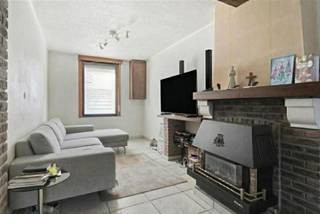 www.davidteniersstraat4.beWelkom in deze ruime en karaktervolle woning gelegen in de David Teniersstraat in Ronse. De woning telt 2 slaapkamers met mogelijkheid tot uitbreiding naar de zolder toe. Op de begane grond vindt u een ruime, open zithoek die aansluit op de keuken.Op de bovenverdieping vindt u twee comfortabele slaapkamers, de ruime zolderberging kan ook nog worden benut als extra slaapkamer. De woning omvat een onderhoudsvriendelijke tuin De achtertuin biedt privacy en ruimte om te ontspannen, te spelen of te genieten van een zonovergoten middag. Centrale ligging met gemakkelijke verbinding naar voorzieningen in Ronse. Deze woning biedt veel potentieel en vormt een uitstekende kans voor wie een betaalbare, ruime gezinswoning in Ronse zoekt of een investeringspand. De woning is momenteel verhuurd. Interesse? Plan snel een bezichtiging en laat u verrassen door de mogelijkheden.