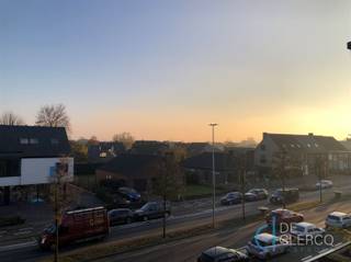 <p>Dit tijdloos appartement bevindt zich in Residentie Verka, een zeer gezellige en kleinschalige residentie nabij alle handelszaken, scholen en busverbindingen.<br />Het pand is afgewerkt met hoogwaardige materialen en door de grote ramen is het heel lichtrijk en biedt het een prachtig zicht.</p><p>De indeling is als volgt: een gastentoilet, een gezellige leefruimte met een groot aanpalend terras en een open volledig ingerichte keuken.<br />Een houten trap brengt u naar het slaapgedeelte op de benedenverdieping, daar vindt u 2 volwaardige slaapkamers met op beide kamers mooie maatwerkkasten, een tweede toilet, een tijdloze badkamer met inloopdouche en lavabo en een praktische wasplaats/berging.</p><p>Tevens is er een garage inbegrepen in de huurprijs. Dit appartement is ook volledig geschilderd en overal voorzien van verlichtingsarmaturen.</p><p>De huurprijs voor dit mooie pand is 1.250 euro alle kosten inbegrepen en beschikbaar vanaf 01/02/2026.<br />Uw contactpersoon is Leen De Clercq, afspraken kunnen via mail naar leen@vastgoed-dc.be worden vastgelegd.</p>