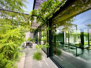 AlgemeenIn een rustige, doodlopende straat bevindt zich een woning die discretie en verfijning moeiteloos met elkaar verzoent. Achter de ingetogen...