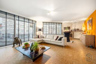 Appartement spacieux et prêt à emménager avec 4 chambres et une terrasse exceptionnelle de 63 m² en plein centre de Renaix, dans la rue commerçante...