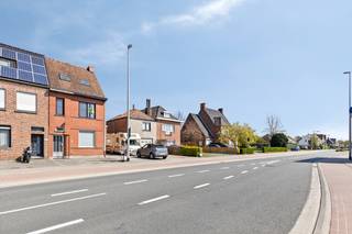 Welkom in deze centraal gelegen en goed bereikbare ruime woning met vijf slaapkamers en tuin.Indeling van de woning:Parkeren kan eenvoudig op de...