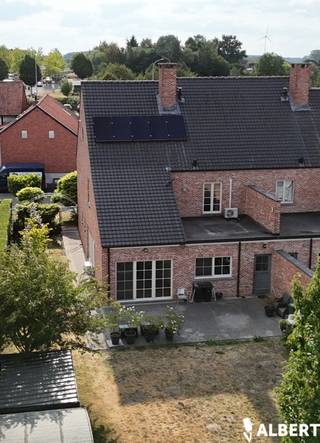 <p><span>Deze karaktervolle halfopen bebouwing vormt samen met haar tegenhanger een harmonieus geheel en straalt meteen een warme, uitnodigende sfeer uit.</span></p>
<p><span>Bij het binnenkomen verwelkomt de gezellige inkomhal je met een statige houten trap naar de verdieping. <br />De zithoek, eetplaats en halfopen keuken lopen naadloos in elkaar over en vormen samen het kloppend hart van de woning. <br />De recente gascassette zorgt voor extra gezelligheid tijdens koude winteravonden.<br />Op de gelijkvloerse verdieping vind je bovendien een aparte wasplaats en een inpandige garage, ideaal voor wie functionaliteit en comfort belangrijk vindt.<br /></span></p>
<p><span>Op de verdieping vind je drie mooie slaapkamers en een praktische dressing. <br />De zolderverdieping biedt bijkomende mogelijkheden: een extra slaapkamer, ruime hobbyruimte of gewoon extra bergruimte — jij kiest. <br />De badkamer maakt het geheel compleet en biedt alles voor een ontspannen start en einde van de dag.<br /></span></p>
<p><span>Buiten geniet je van een mooie tuin met tal van mogelijkheden. <br />Het tuinhuis, de hondenren en de achterliggende weide maken deze woning bijzonder interessant voor dierenliefhebbers. <br />De woning ligt in een doodlopende straat die uitmondt in het achterliggende landbouwgebied, ideaal voor lange wandelingen en rustzoekers.</span></p>
<p><span>Ondanks deze ligging ben je uitstekend bereikbaar: Diepenbeek, Genk en Hasselt liggen vlakbij en via de E313/E314 ben je snel onderweg in alle richtingen.</span></p>
<p><span>Deze woning is geen gewone woonst, maar een plek waar je écht kan thuiskomen!<br /><br />Ben je benieuwd en wil je meer zien, dan schrijf je in op ons bezoekmoment op 1 augustus tussen 09h en 13h op onze website www.albert.immo<br />Voor meer info contacteer Oliver op 0487/54 20 83 of oliver.teetzmann@albert.immo.<br /><br />Bij Albert kom je thuis!<br /></span><span></span></p>