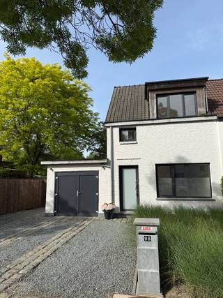 Deze prachtige halfopen bebouwing heeft 3 slaapkamers en 2 badkamers.
Deze woning bevindt zich op wandelafstand van winkels, scholen en openbaar vervoer.
Diverse wandel-en fietsroutes in de buurt. Het ligt in een zeer kindvriendelijke wijk!
Op het gelijkvloers hebben we een inkomhal, apart toilet, grote slaapkamer met ensuite badkamer (bad, douche en toilet), living met open keuken, grote berging (ruimte voor opslag-of wasruimte).
Op de 1ste verdieping hebben we 2 slaapkamers en 1 badkamer (douche en toilet). Er is ook een kelder, zolder en garage.
Op de ruime oprit (rechtstreekse toegang tot tuin) kunnen 2 auto’s staan.
De woning heeft een zongerichte tuin met een walnotenboom en terras.
Deze halfopen bebouwing is in 2020 volledig gerenoveerd.
Geen immo aub.