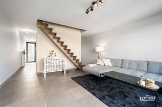 Op een boogscheut van centrum Zedelgem huisvest dit prachtig afgewerkt BEN-duplexappartement. Dit eigendom kent een vlotte verbinding naar zowel Brugge als Torhout. Hier zijn tevens diverse horeca- en winkelaangelegenheden op fietsafstand. Rust vindt u via het zuid gerichte terras met open zicht. <br /><br />Het instapklare appartement gelegen op de eerste verdieping is via de lift of trap vlot te bereiken. Verder komt u binnen via de inkom deze brengt u naar de leefruimte voorzien van automatische zonnewering met aansluitend de eetkamer en geïnstalleerde keuken uitgerust met koelkast, inductiekookplaat, dampkap, oven en een dubbele spoelbak. De praktische berging kan dienen als provisieruimte of wasplaats door de aansluiting voor wasmachine en droogkast. Via de leefruimte is er toegang tot het ruim terras met prachtig vergezicht. Vervolgens bevinden zich op het verdiep twee ruime slaapkamers, bureauruimte (slaapkamer) en badkamer met ligbad, douche en dubbele wastafel. <br /><br />Extra is er fietsenstalling aan de achterzijde van het appartement, een regenwaterkraan die vrij te gebruiken is, elektrische zonnewering, zonnepanelen, zonneboiler, vloerverwarming en drievoudige beglazing. Elektriciteit is conform gekeurd. <br /><br />Kom dit lichtrijke appartement vrijblijvend bezoeken!<br /><br />
