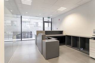 Dit recente kantoor te huur van ca. 456m² is vlot bereikbaar gelegen in de Dirk Martenslaan 17 te Izegem. (naast het ING-kantoor). Op...