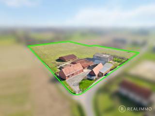 LiggingUniek gelegen boerderij op een totale grondoppervlakte van 22.277 m² in Lendelede. De locatie biedt rust, privacy en een landelijke...