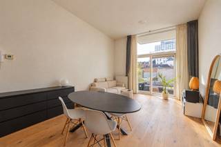 <p>Welkom in dit charmante appartement op de eerste verdieping van een karaktervol gebouw, gelegen in een rustige straat op de grens van het historische centrum en het Eilandje. Een fijne plek waar comfort, licht en gezelligheid samenkomen. De combinatie van hoge plafonds, een warme parketvloer en een aangename buitenruimte geeft deze woonst een bijzonder karakter. <br />De lichtrijke woonkamer sluit mooi aan op de open keuken, die volledig uitgerust is met kwalitatieve inbouwtoestellen. Via het schuifraam bereikt u het zuidwestgerichte terras, waar u heerlijk kunt genieten van de zon en het uitzicht op de gemeenschappelijke binnentuin. Het appartement beschikt over twee ruime slaapkamers met hoge plafonds, een badkamer met ligbad en een apart toilet. Daarnaast zijn er een privatieve kelderberging en een gemeenschappelijke fietsenstalling. Dankzij de aanwezige lift geniet u bovendien van extra comfort.<br /><strong>LOCATIE</strong><br />De Korte Schipperskapelstraat ligt op een bijzondere locatie tussen het historische centrum en het Eilandje, met de Schelde, Park Spoor Noord, winkels en horeca in de nabije omgeving. Ook het openbaar vervoer en het Centraal Station zijn vlot bereikbaar.<br /><strong>TROEVEN</strong><br />+ Energiezuinig = EPC-label B<br />+ Elektriciteit conform AREI<br />+ Hoge plafonds in de slaapkamers<br />+ Zuidwestgericht terras met zicht op de binnentuin<br />+ Privatieve kelderberging<br />+ Gemeenschappelijke fietsenstalling en tuin<br />+ Lift aanwezig</p><p>Interesse? Neem contact met ons op en ontdek zelf de charme van dit appartement tijdens een bezoek ter plaatse.</p>