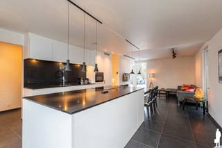 <strong>Op zoek naar een moderne woning waar je zonder verbouwen kunt intrekken, maar waar je terzelfdertijd niet elk weekend je vrije tijd aan groenonderhoud wilt besteden? Deze recente woning in het groene en ruime woonerf 'Klein Dorlick' combineert comfortabel en energiezuinig wonen met de nabijheid van Hasselt-centrum.<br /><br />De woning werd gebouwd in 2022 en beschikt over een uitzonderlijk EPC van slechts 4 kWh/m²/jaar. Dankzij onder meer vloerverwarming, zonnepanelen, ventilatiesysteem D en moderne woningtechnieken geniet je van hedendaags comfort met een bijzonder laag energieverbruik.<br /><br />Met drie slaapkamers biedt de woning bovendien de nodige flexibiliteit voor een gezin, thuiskantoor, hobbyruimte of logeerkamer. Het zuidgerichte terras en de groene omgeving zorgen voor aangename buitenruimte, terwijl een eigen parkeerplaats met laadpaalmogelijkheden (aansluiting reeds aanwezig) het dagelijkse comfort compleet maakt.<br /><br />Een ideale woning voor wie modern, energiezuinig en onderhoudsarm wil wonen, met Hasselt-centrum binnen handbereik<br /><br />De buurt en ruimere omgeving staan bekend om hun groene, rustige en autoluwe karakter én uitstekende verbinding naar zowel Hasselt-centrum, de autosnelweg (E313) als de groene omgeving richting Diepenbeek. De riante omliggende groenzone ter plaatse is voor bewoners toegankelijk en biedt vele zonnehoeken, schaduwzones, fietsenberging en pleintjes.<br /><br /></strong><span>Gelijkvloerse verdieping:</span><br />Via de inkomhal met vestiare en gastentoilet heeft u toegang tot de woonkamer. Deze leefruimte is voorzien van een gezellige zit-/tv-hoek en loopt door naar de open keuken. Deze leefruimte geniet bovendien van enorm veel natuurlijk daglicht door de riante raampartijen.<br /><br />De keuken is luxueus geïnstalleerd en volledig voorzien. Zij biedt o.a. een afzonderlijke, ruime koelkast, een aparte, grote diepvrieskast (beiden Zanussi), een Samsung vaatwasser met besteklade, een combi-oven (Zanussi) en een inductiekookplaat met ingebouwd afzuigsysteem (Novy). Er is een riant kookeiland aanwezig met legio werkruimte en waar u bovendien kan genieten van een ochtendkoffie en/of een glas wijn met vrienden of familie.<br /><br />Aan de keuken bevindt zich de berging en een technische ruimte waar er voorzieningen zijn voor wasmachineaansluiting, alsook de CV-ketel (gaswandketel van kwaliteitsmerk Vaillant).<br /><br /><span>Eerste verdieping:</span><br />De vaste houten trap in de woonkamer brengt u naar de eerste verdieping. Hier bevinden zich 3 ruime slaapkamers, een toiletruimte en een badkamer met inloopdouche, badkamermeubel en lavabo. De meeste ramen in de slaapkamers zijn op afstand te verduisteren. Voorziening om alle ramen te verduisteren met domotica is aanwezig. In de badkamer is afzonderlijke ventilatie voorzien (eveneens domotica).<br /><br /><span>Buitengebeuren:</span><br />De woning heeft een gezellig, zuidgeoriënteerd terras en parking (1 standplaats) is inbegrepen. Er zijn voorzieningen aanwezig voor het plaatsen van een zonneluifel aan de achtergevel. Verder is er een riante gemeenschappelijke tuin die enkel toegankelijk is voor de bewoners-eigenaars van het woonerf.<br /><br /><span>Bijzonderheden:</span><br />- <strong>12 zonnepanelen </strong>(3,3 kWp)<br />- EPC van <strong>4 kWh/m²/jaar </strong>ofwel <strong>label A</strong><br />- Volledig <strong>vloerverwarming én domotica<br />- </strong>Gemeenschappelijke kosten van <strong>40 euro/maand</strong><br />- Rustige ligging <strong>nabij groen</strong> / natuur en <strong>centrum Hasselt</strong><br />- Eigen <strong>parkeerplaats </strong>(inbegrepen in vraagprijs) en <strong>bijkomende parkeermogelijkheden</strong><br />- Mooi, <strong>eigen terras</strong> op het <strong>zuiden </strong>alsook een riante gemeenschappelijke natuurtuin