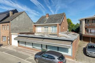 Deze ruime handelswoning met woonst bevindt zich op een centrale en commerciële ligging in het hart van Denderleeuw, met een uitstekende zichtbaarheid en goede bereikbaarheid. Langs de voorzijde van het pand zijn er meerdere openbare parkeerplaatsen beschikbaar, wat de locatie ideaal maakt voor commerciële activiteiten.<br /><br />Het pand deed jarenlang dienst als bloemenwinkel (154m²) en biedt vandaag heel wat mogelijkheden voor wie wonen en werken wil combineren of op zoek is naar een interessante investering. De commerciële ruimte op het gelijkvloers is perfect geschikt voor een winkel, kantoor of vrij beroep, of een eventuele functiwijziging onder voorbehoud.<br /><br />Aansluitend vinden we het private woongedeelte met een aangename leefruimte, een vernieuwde keuken en een bureauruimte die ook dienst kan doen als hobbyruimte. De onderhoudsvriendelijke stadstuin is een echte troef: rustig gelegen en zonder veel onderhoud.<br />Op de eerste verdieping geeft de nachthal toegang tot drie ruime slaapkamers en een badkamer uitgerust met zowel een ligbad als een douche. Verder is er nog een ruime zolder en een kelder.<br /><br />Een aparte garage maakt het geheel compleet en biedt niet alleen parkeercomfort, maar ook extra opslagmogelijkheden.<br /><br />Deze eigendom vormt een unieke kans voor wie centraal en multifunctioneel wil wonen of ondernemen.