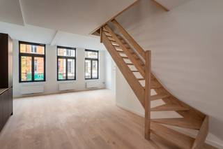 Altijd al willen wonen op het bruisende Zuid in Antwerpen?Dit duplexappartement ligt letterlijk aan de voet van de Marnixplaats.Op de eerste...