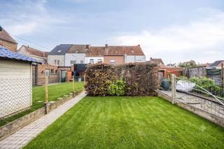 Bent u op zoek naar een woning op topligging met een inpandige garage, een zonnige tuin én veel renovatiemogelijkheden? <br /><br />Momenteel beschikt de woning over 2 volwaardige slaapkamers, maar de ruime zolder biedt de vaste mogelijkheid om een prachtige master bedroom of extra hobbykamer in te richten.<br /><br />INDELING <br />Op het gelijkvloers:<br />- Inkomhal<br />- gezellige leefruimte met aansluitend de keuken<br />- praktische inpandige garage<br />- badkamer <br />- toegang tot de kelder<br /><br />Op de eerste verdieping:<br />- 2 ruime slaapkamers<br /><br />De zolderverdieping is bereikbaar met een vaste trap en biedt de opportuniteit tot uitbreiding. <br /><br />De zonnige tuin maakt het plaatje compleet.<br /><br />TROEVEN: <br />- Uitstekende ligging<br />- Inpandige garage <br />- Vensters reeds vernieuwd in 2017 <br />- Zonnige tuin <br />- Extra ruimte mogelijk op zolder<br /><br />Benieuwd naar meer info of een bezoek ter plaatse? Neem contact op met Cléo 0472 18 39 96 - cleo.derekx@dewaele.com<br /><br />Dit pand is onderworpen aan de renovatieverplichting van de Vlaamse overheid voor residentiële gebouwen (behoudens bij sloop binnen 5 jaar na de aankoop). Consulteer voor meer informatie de website van het Vlaams Energie- en Klimaatagentschap via https://www.vlaanderen.be/een-woning-kopen/renovatieverplichting-voor-residentiele-gebouwen<br /><br />Bestuursmaatregelen in het maatregelenregister: nee