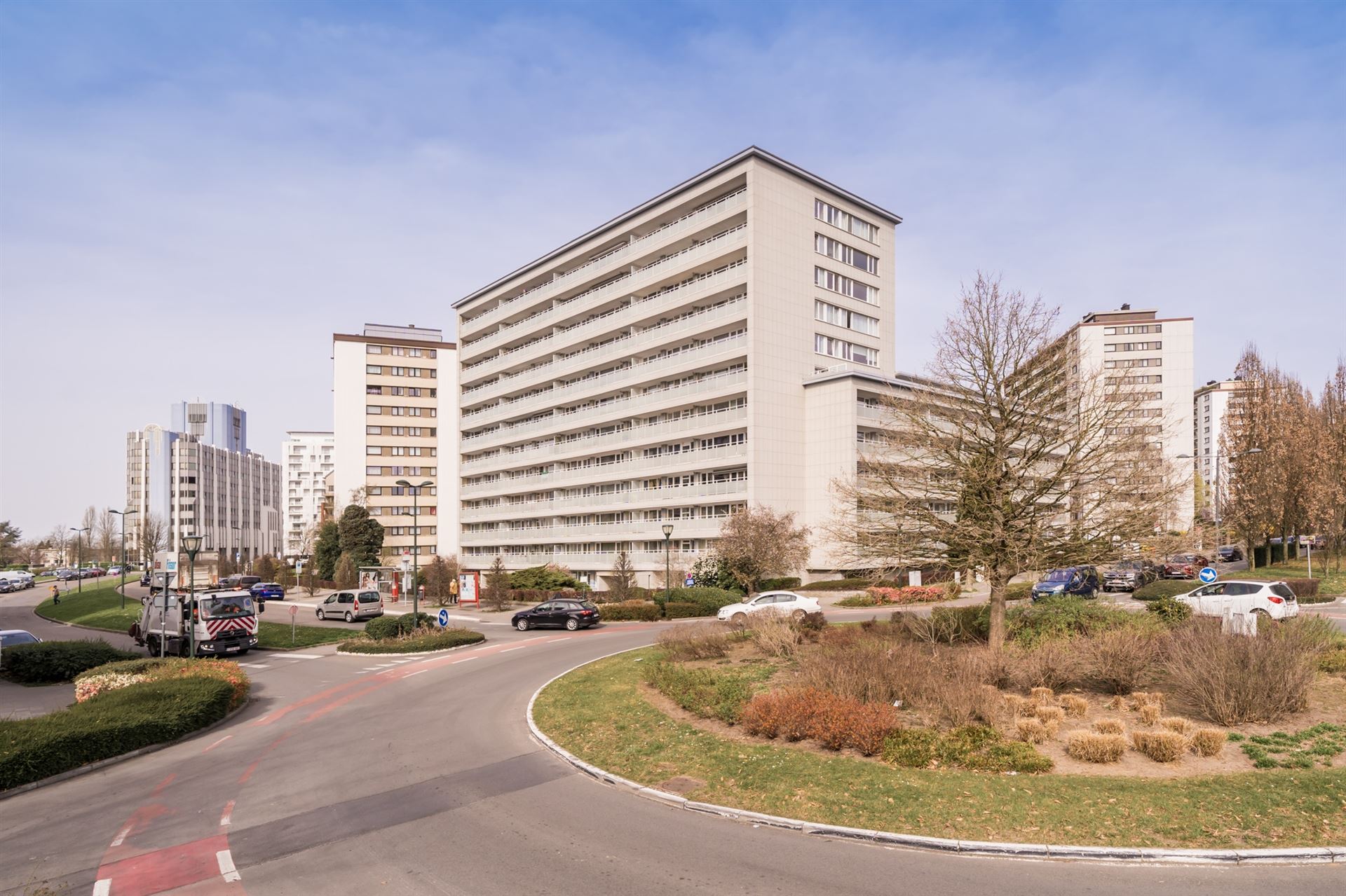Mooi, lichtrijk op te frissen appartement op de 5de verdieping - foto 1