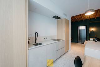 In een rustige straat op wandelafstand van het station en ’t Zand bevindt zich deze stijlvol vernieuwde stadswoning, volledig instapklaar en...