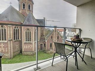 Op de tweede verdieping van residentie Delvaux bevindt zich dit ruime appartement met veel lichtinval, aan het kerkplein in Oostnieuwkerke.Het...