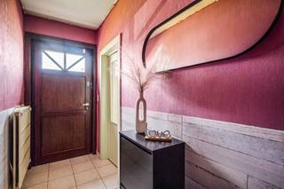 Op een uitstekende locatie in Londerzeel bevindt zich deze ruime woning met maar liefst vier slaapkamers. Gelegen in een rustige straat geniet u hier van een aangename woonomgeving, terwijl het centrum met winkels, scholen en openbaar vervoer zich op korte afstand bevindt.<br /><br />Via de inkomhal betreden we de woning. De lichtrijke leefruimte biedt voldoende plaats voor een gezellige zithoek en een aparte eetkamer en sluit naadloos aan op de ingerichte keuken. Op het gelijkvloers bevinden zich daarnaast een badkamer met lavabo en douchebad, een ruime wasplaats/berging, een apart toilet en diverse praktische bergruimtes. De nachthal op de eerste verdieping geeft toegang tot drie volwaardige slaapkamers. Buiten geniet u van een onderhoudsvriendelijke, zuidoost georiënteerde tuin met terras, waar u in alle rust en privacy van het mooie weer kunt genieten. Bovendien beschikt de woning over twee garages, die niet alleen plaats bieden aan uw wagen(s), maar ook tal van extra opbergmogelijkheden creëren.<br /><br />U bent verplicht om deze woning binnen de 6 jaar na aankoop grondig energetisch te renoveren tot minimum EPC-label D. <br /><br />Dit is een goede opportuniteit als u op zoek bent naar een ruime woning met potentieel op een rustige locatie te Londerzeel. Contacteer ons voor meer informatie op 0475 47 59 76 of neem een kijkje op www.boonstravastgoed.be. <br /><br />Bijzonderheden:<br />- 4 slaapkamers<br />- Uitstekende locatie<br />- 213 m² bewoonbaar