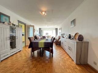 Au 14e étage se trouve cet appartement bien entretenu, comprenant deux chambres et deux terrasses, d'où vous profiterez d'une vue dégagée et...