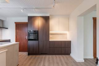 Karakteristieke, gerenoveerde en mooi gelegen villa met o.a. 3 slaapkamers, riante leefruimte, inpandige garage en gezellig ingerichte,...