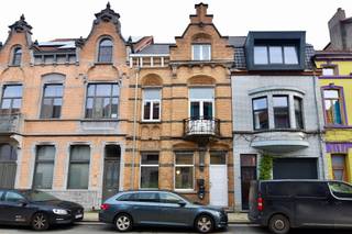 Dit uniek, rustiek pand te St-Amandsberg uit de 20e eeuw situeert zich op een boogscheut van het centrum van Gent, en is verdeeld in drie woonunits. Elk appartement beschikt over een privatief terras en als surplus geniet het gelijkvloers van een zon gerichte tuin.
Op het gelijkvloers vindt u een gezellige zithoek met veel natuurlijke lichtinval, eetplaats, ingerichte keuken, berging, badkamer, slaapkamer, terras en een zuidoost gerichte tuin.
Op de eerste verdieping spreekt de leefruimte tot de verbeelding: hoge plafonds, veel licht, een balkon in Art-Nouveau-stijl, een zeer ruime tweepersoonsslaapkamer, keuken, badkamer en een gezellig terras.
De tweede verdieping biedt een loft met een open keuken en zithoek, een slaapkamer en een ingerichte badkamer.
Hier combineert u rust met de nabijheid van alle sportactiviteiten, nutsvoorzieningen, winkels en dienstencentra!
Plan uw bezoek en bel ons via het nummer 09 336 16 15 of surf naar info@vastgoedunicum.be, wij helpen u graag verder!
Virtuele rondleiding? https://youtube.com/shorts/aUI_IvYXVD0