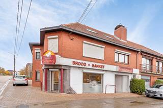 Disposition de la propriété commerciale : <br /><br />- Rez-de-chaussée <br />- Espace de travail <br />- Un garage<br />- Sous-sol <br />- Salon avec cuisine et salle de bain<br />- Espace de bureau <br /><br />Appartement : <br /><br />- Trois chambres<br />- Salle de bain<br />- Cuisine <br />- Rangement<br />- Toilette <br /><br />Dans l'ensemble : <br /><br />- Terrasse<br />- Accès à l'avant et à l'arrière du bâtiment (espace de chargement et de déchargement suffisant)<br />- Propriété commerciale/appartement à accès partagé<br />- Chauffage au mazout
