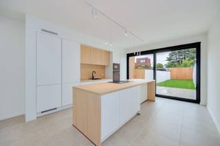 <p><span>Op een uitzonderlijke locatie langs de Dijle, op wandelafstand van het bruisende centrum van Mechelen, bevindt zich deze prachtig gerenoveerde stadswoning. In 2026 onderging de woning een totaalrenovatie waarbij uitsluitend werd gekozen voor kwalitatieve, duurzame materialen en hedendaags wooncomfort. Dankzij de doorgedreven energetische renovatie beschikt de woning over een uitstekende EPC A-label.</span></p><p><span>Bij het betreden van de woning valt meteen de hoogwaardige afwerking en het gevoel van ruimte op. Het gelijkvloers werd volledig ingericht als een royale leefruimte met een indrukwekkende open keuken als centraal middelpunt. De stijlvolle maatwerkkeuken met kookeiland, ingebouwde toestellen en verfijnde materialen vormt zonder twijfel het hart van de woning en sluit perfect aan bij de moderne architectuur.</span></p><p><span>De grote raampartijen en strategisch geplaatste lichtinval zorgen voor een aangename, lichtrijke sfeer doorheen de volledige leefruimte. Vanuit de woonkamer heeft u rechtstreeks toegang tot het ruime terras en de fraai aangelegde tuin, waar rust en privacy centraal staan. Deze buitenruimte vormt een zeldzame troef voor een woning op dergelijke centrale locatie en biedt alle mogelijkheden om volop van het buitenleven te genieten.</span></p><p><span>Op de verdiepingen bevinden zich drie volwaardige slaapkamers. De ruime badkamer straalt luxe en comfort uit en is uitgerust met een ligbad, een ruime inloopdouche, een dubbel wastafelmeubel en een toilet.</span></p><h3><span>Troeven:</span></h3><p><span>- Voorzien van zonnepanelen.<br />- Ruime en lichtrijke leefruimte.<br />- Groot terras en diepe privatieve tuin.<br />- Gelegen op een toplocatie langs de Dijle.<br />- Bergplaats vooraan (fietsen).</span></p><p><span>Deze woning combineert een uitzonderlijke ligging met hedendaagse architectuur, energiezuinigheid en een hoogwaardige afwerking. Een ideale thuis voor wie op zoek is naar ruimte, comfort en kwaliteit in het hart van Mechelen.</span></p><p><span>Ben jij geïnteresseerd in deze woning te koop in Mechelen, ben je op zoek naar ander vastgoed, een investering of wens je de waarde van jouw eigendom te kennen? Dan ben je bij BOLT immo aan het juiste adres! Wij helpen jou graag verder.</span><span> </span></p><p><span> </span></p>