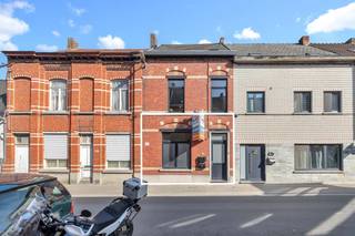 <p>Voor meer info of een bezoek, bel 054 69 39 39 - In een rustige straat vlakbij het centrum van Geraardsbergen vindt u dit i<strong>nstapklare, gelijkvloers appartement in een kleinschalig gebouw</strong> met slechts twee units. Het appartement werd <strong>in 2019 volledig gerenoveerd</strong> met begeleiding van architect en erkende aannemer, en voldoet aan alle huidige normen op vlak van energie, ventilatie en elektriciteit. Het gelijkvloers omvat een lichtrijke leefruimte met grote raampartijen, open keuken en een <strong>zonnig terras van +/-30 m²</strong>. Er bevinden zich <strong>twee volwaardige slaapkamers</strong>, een stijlvolle badkamer met Italiaanse inloopdouche en lavabomeubel, en een aparte bureelruimte. Een privatieve kelderruimte is eveneens inbegrepen. Dankzij de conforme installaties en het gunstige EPC is dit een zorgeloze aankoop, <strong>ideaal voor starters of als opbrengsteigendom</strong>. Extra troef: ook de tweede unit in het gebouw is te koop. Wie beide appartementen samen aankoopt, beschikt over een volledig gebouw zonder syndicus of lift – een unieke kans om te investeren in vastgoed zonder structurele zorgen. Op wandelafstand van winkels, station en centrum, met een uitstekende mobiliteitsscore.</p>