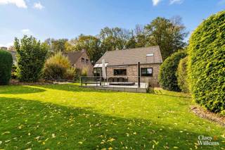 Op een perceel van ongeveer 8,5 are in Sint-Pieters-Leeuw vindt u deze goed onderhouden en gunstig gelegen gezinswoning te koop. De woning beschikt over een inkomhal met apart toilet, een ruime woonkamer met eetplaats en een lichtrijke, volledig geïnstalleerde keuken die uitgeeft op een gezellige veranda. Op het gelijkvloers bevinden zich drie slaapkamers en een moderne badkamer met inloopdouche, dubbele wastafel en toilet.
Op de eerste verdieping telt de woning twee extra slaapkamers, een douchekamer en een ruime zolderberging die eenvoudig kan worden omgevormd tot een bijkomende kamer.
Daarnaast is de woning volledig onderkelderd en voorzien van een garage voor 2 à 3 wagens, een hobbyruimte en voldoende bergruimte—een echte troef voor gezinnen die behoefte hebben aan extra opslag of werkruimte.
De zonnige tuin biedt volledige rust en privacy. De ingebouwde jacuzzi en het ruime tuinhuis met patio zorgen voor extra comfort en ontspanning.
Deze ruime en verzorgde woning in Sint-Pieters-Leeuw biedt alles wat u mag verwachten van een aangenaam en comfortabele gezinswoning.
Gunstig EPC "C", Asbest-veilig en elektriciteit conform! 
