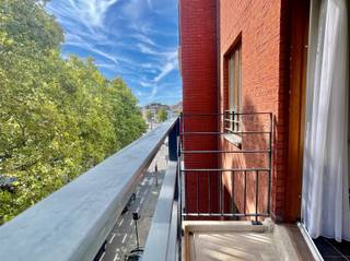 <p>Aankoop met erfpacht: u koopt de constructie maar u pacht (huurt) de grond van de grondeigenaar voor 2.230€ per jaar.</p><p>Dit gemeubeld appartement, recent opgeleverd in 2013, bevindt zich op de derde verdieping in de perfect onderhouden Waterview residentie. Het is gelegen op wandelafstand van het bedrijvige Brusselse World Trade &amp; Manhattan Center, Tour &amp; Taxis, de bruisende Vismarkt met zijn gekende gastronomie, de Dansaertwijk met zijn stijlvolle trendy boetiekjes en belangrijk: het openbaar vervoer zoals de metro op de Vismarkt en treinstation Brussel-Noord. Dit zuidelijk georiënteerd en lichtrijk appartement, met een netto bewoonbare oppervlakte van 57 m², is ingedeeld met een inkomhal, een woonkamer met een ingerichte Amerikaanse keuken met toegang tot het zonneterras met een ontspannend groen en lateraal zicht op het kanaalwater, een badkamer (met een douche, een toilet en een wastafelkast) en één volwaardige grote slaapkamer! Onmiddellijk beschikbaar na akteverlijding! Mogelijk om een ondergrondse staanplaats bij aan kopen. Kortom: een ideale uitvalsbasis en droomlocatie voor iedere expat of stadsbewoner. Contacteer Frederik vrijblijvend voor meer informatie of een (eerste) bezoek ter plaatse: +32 498 476 221 / frederik@immo-time.be.</p>