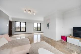 [[ DIT PAND NEEMT DEEL AAN DE ERA OPEN HUIZEN DAG OP 13/6 VAN 11:00 TOT 12:00 ]]
<p>Ruim halfopen appartement in het centrum van Beveren, op korte afstand van scholen, winkels en openbaar vervoer.</p>

<p> </p>

<p>Dit appartement combineert een praktische indeling met een comfortabele ligging in een residentiële woonkern. Met drie volwaardige slaapkamers is het ideaal voor gezinnen, thuiswerk of hobbyruimte. De dubbele garagebox biedt uitzonderlijk veel plaats voor wagens, fietsen, opslag of een werkruimte. Het aangename terras van 48 m² vormt de perfecte plek om te ontspannen, buiten te eten of gasten te ontvangen in alle privacy.</p>

<p> </p>

<p>Belangrijkste ruimtes:<br />• Ruime living (46 m²) met veel lichtinval<br />• Volledig ingebouwde keuken (12 m²) met moderne toestellen<br />• Drie slaapkamers (16 m², 12 m², 11 m²)<br />• Badkamer (11 m²) met inloopdouche, ligbad, toilet en dubbele wastafel<br />• Berging (12 m²) met aansluiting voor wasmachine<br />• Apart toilet met handenwasser<br />• Terras (48 m²)<br />• Dubbele garagebox met automatische poort, verlichting en elektriciteit ( €45.000 )</p>

<p> </p>

<p>Troeven:<br />• Drie volwaardige slaapkamers<br />• Dubbele garagebox met veel ruimte ( €45.000 )<br />• Groot terras</p>

<p> </p>

<p>Neem vandaag nog contact op met je ERA-makelaar voor een bezoek.</p>

<p> </p>

<p>JOUW DROOMAPPARTEMENT. ZO GEVONDEN!</p>
