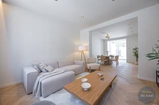 Luxe gezinswoning met 5 slaapkamers, 2 badkamers en gezellige stadstuin te Nieuwpoort. In het historische hart van Nieuwpoort-Stad, op wandelafstand van de sfeervolle Kaai, winkels, restaurants en dagelijkse voorzieningen, bevindt zich deze stijlvol gerenoveerde woning. Bovendien liggen de zee, het strand en de jachthaven op slechts enkele minuten fietsen, waardoor deze eigendom zowel ideaal is als vaste gezinswoning als voor wie op zoek is naar een ruim en comfortabel tweede verblijf.<br />De luxe woning werd volledig gerenoveerd en geïsoleerd en biedt een verrassend ruime indeling over drie verdiepingen.<br />Op het gelijkvloers geniet u van een ruime en lichtrijke leefruimte, een luxueuze maatkeuken uitgerust met Siemens-toestellen, een afzonderlijk gastentoilet en een grote was- en bergruimte. Vanuit de leefruimte heeft u rechtstreeks toegang tot de gezellige stadstuin.<br />De bovenverdiepingen omvatten maar liefst vijf volwaardige slaapkamers, twee stijlvolle badkamers en twee extra afzonderlijke toiletten. Dankzij de doordachte renovatie, de vele raampartijen en de kwalitatieve afwerking geniet de woning in elke ruimte van een aangename lichtinval en een hedendaagse uitstraling.<br />Ook op technisch vlak scoort deze woning uitstekend met een EPC B, conforme elektriciteit en een asbestveilig attest.<br />Troeven:<br />• Topligging in het centrum van Nieuwpoort<br />• Volledig luxueus gerenoveerd en geïsoleerd<br />• 5 ruime slaapkamers<br />• 2 luxueuze badkamers<br />• 3 afzonderlijke toiletten<br />• Luxe maatkeuken met Siemens-toestellen<br />• Grote was- en bergruimte<br />• Gezellige west-gerichte stadstuin<br />• Conforme elektriciteit<br />• Asbestveilig<br />• EPC B<br />Ben je op zoek naar een luxueus gerenoveerde, ruime gezinswoning waar comfort, energiezuinigheid en een uitstekende ligging hand in hand gaan, contacteer ons voor een bezoek.
