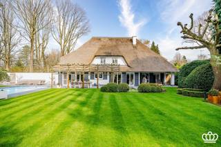 Luxueuze rietgedekte villa op toplocatie te Essen-Heikant met o.a. 5-6 slaapkamers, 2 badkamers, fitnessruimte en inpandige garage op een...