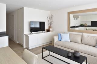 <p><strong>Au cœur du Zoute, découvrez cet appartement élégamment rénové situé au quatrième étage. Grâce à sa vue latérale sur la mer, vous profiterez au quotidien d'une atmosphère calme et agréable, à quelques pas de la mer et du centre commercial.</strong></p>
<p>Le hall d’entrée est équipé d’un vestiaire et d’un toilette invités. Le séjour lumineux s’ouvre sur une cuisine ouverte, entièrement équipée d’appareils haut de gamme Miele. Le choix de matériaux chaleureux et intemporels confère une finition élégante et de qualité.</p>
<p>L’appartement comprend deux chambres, dont une vaste chambre principale avec placards intégrés, et une seconde chambre idéale comme chambre d’amis ou chambre d’enfant.</p>
<p>La salle de bain est équipée d’une douche à l’italienne et d’un placard intégré avec branchements pour machine à laver et sèche-linge, discrètement dissimulés.</p>
<p>Le mobilier est inclus.</p>
<p>Possibilité de louer un garage dans la résidence Katelijne – Kustlaan 166 au prix de 185 EUR/mois.</p>
<hr />
<h3><strong>CONDITIONS DE LOCATION :</strong></h3>
<ul>
<li>
<p>Preuve de la garantie locative (3 mois)</p>
</li>
<li>
<p>Preuve de souscription à une assurance</p>
</li>
<li>
<p>Preuve de paiement des loyers</p>
</li>
<li>
<p>Provision mensuelle de 100 EUR en supplément du loyer</p>
</li>
<li>
<p>État des lieux aux frais communs (50%-50%)</p>
</li>
<li>
<p>Le locataire doit souscrire lui-même aux abonnements pour électricité, gaz, eau et télécom</p>
</li>
<li>
<p>Location possible en tant que résidence principale ou secondaire</p>
</li>
<li>
<p>Taxe de seconde résidence à la charge du locataire (le cas échéant)</p>
</li>
<li>
<p>Location possible uniquement au nom privé</p>
</li>
<li>
<p>Location possible du 1/01/2026 au 30/06/2027 (18 mois)</p>
</li>
</ul>