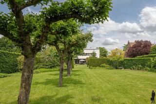 Riante woning met praktijkruimte op mooi aangelegd Zuid perceel te Lier.BEKIJK DE GRONDPLANNEN VAN DE WONING OP ONZE WEBSITEAlgemeen:- Zeer ruime...
