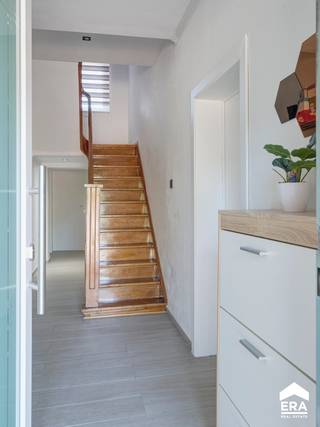 <p>In Hoeselt, aan de Oude Statiestraat 39, bevindt zich deze gerenoveerde woning. In 2018 werd het huis volledig gestript en vernieuwd, met onder meer nieuwe vloeren, plafonds en een vernieuwd dak.<br />Hier woon je comfortabel met alle voorzieningen binnen handbereik: supermarkten, een bakker, dokter en apotheek liggen in de directe omgeving. Bovendien bereik je de oprit van de E313 al op minder dan 1,5 km. Zowel het centrum van Tongeren als Bilzen liggen op minder dan 15 minuten rijden. Natuurliefhebbers kunnen zich dan weer uitleven in de vele fiets- en wandelroutes in de omgeving.</p>
<strong><u>Indeling</u><br />Kelder</strong><br />De woning is deels onderkelderd.<br /><br /><strong>Gelijkvloers</strong>, bestaande uit:
<ul><li>Inkomhal met apart toilet (met handenwasser)</li><li>Woonkamer met eetruimte</li><li>Open keuken met zithoek. Hier geniet je van veel natuurlijk lichtinval dankzij de twee dakkoepels</li><li>Wasplaats met inbouwkasten</li></ul>
<strong>Verdieping</strong>, bestaande uit:
<ul><li>Nachthal</li><li>Slaapkamer 1</li><li>Slaapkamer 2</li><li>Badkamer met toilet, wastafel en douche</li></ul>
<strong>Zolder</strong>, bestaande uit:
<ul><li>Nachthal</li><li>Slaapkamer 3</li><li>Slaapkamer 4: kinderkamer of bureau</li></ul>
<strong>Exterieur</strong><br />Buiten geniet je van een ruime tuin met verhard terras<br /><br /><u><strong>Troeven</strong></u>
<ul><li>EPC label B, dus géén renovatieverplichting</li><li>Elektriciteit conform</li><li>Zolder gerenoveerd in 2026</li><li>10 zonnepanelen en thuisbatterij</li></ul>