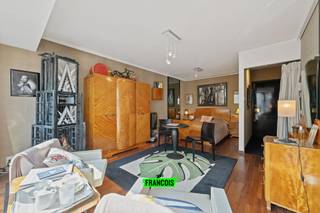 Deze gezellige studio bevindt zich in het centrum van Oostende. Om de hoek bevindt zich de zeedijk en het strand. Op wandelafstand heeft u alle faciliteiten, gaande van winkels tot horeca, openbaar vervoer, scholen enzovoort. <br /><br />De studio heeft een gezellige eet-en leefhoek. Aanpalend is er een ruime slaaphoek. De keuken is functioneel uitgerust. In de badkamer is er een lavabo, toilet en bad/douchecombinatie. <br /><br />In de kelderverdieping is er een privatieve berging beschikbaar. <br /><br />Tot slot is er nog een gemeenschappelijke fietsenstalling in het gebouw. <br /><br />Dankzij de ligging en indeling is het pand uitermate geschikt als investering, tweede verblijf of eigen bewoning. <br /><br />Aarzel niet en neem contact op voor meer info of een afspraak. <br /><br />