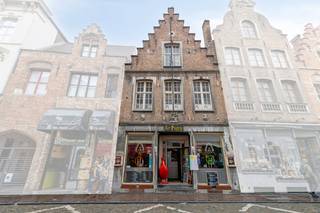 Overname van horecazaak Arthie's in de Wollestraat dicht bij de Markt van Brugge. Indeling:* Gelijkvloers: verbruikszaal voor 50 personen - terras - toiletten - kelder* Eerste verdieping: zaal voor 32 personen - terras - keuken (met keukenlift)* Tweede verdieping: bureau - ruime zaal